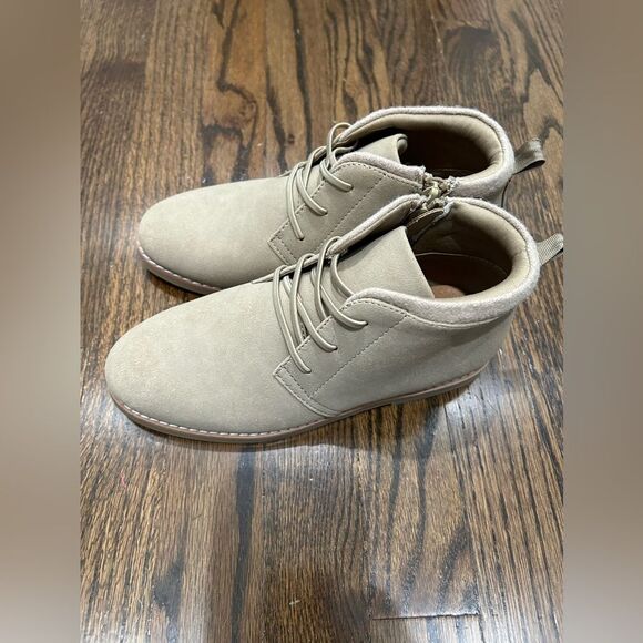 NEW KIDS' GABRIEL CHUKKA BOOT IN TAN ROOT Size 4 - Picture 1 of 9